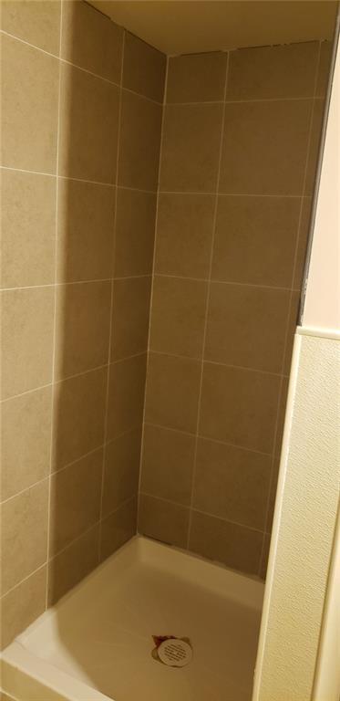 bathroom featuring tiled shower