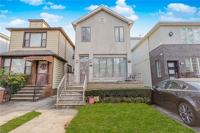 view of front facade with a front yard