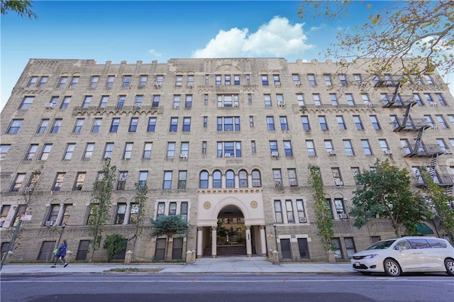 view of apartment building / complex