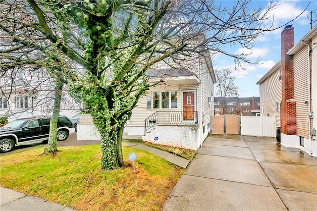 view of front of home featuring a front lawn