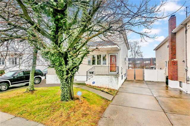 view of front of house with a front lawn