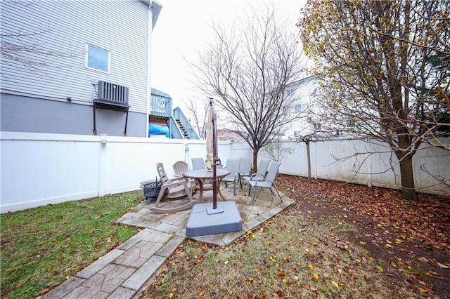 view of yard with a patio area