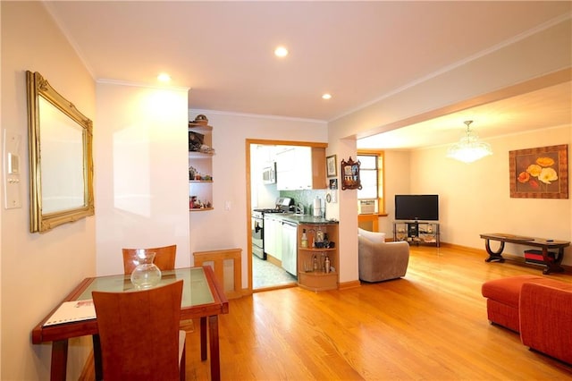 living area featuring recessed lighting, baseboards, ornamental molding, and light wood finished floors