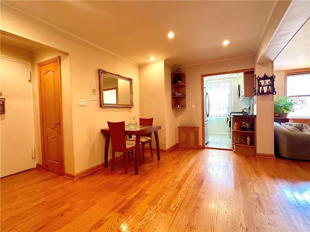 dining area featuring recessed lighting, light wood-style flooring, baseboards, and ornamental molding