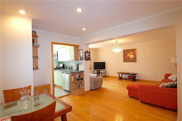 living area featuring light wood finished floors, recessed lighting, baseboards, and ornamental molding