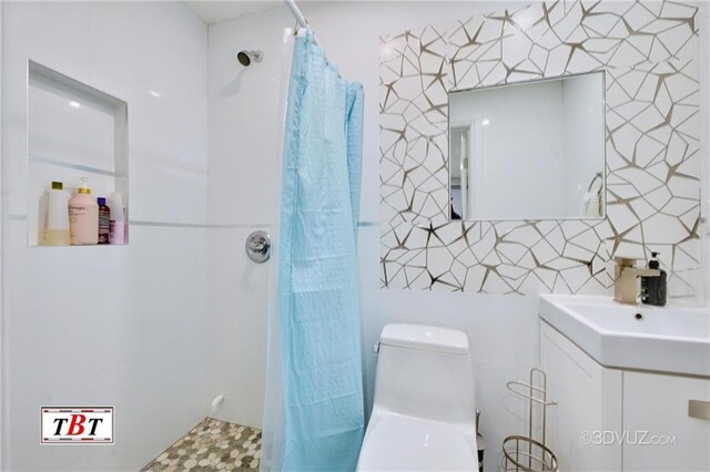 bathroom with walk in shower, vanity, toilet, and tasteful backsplash