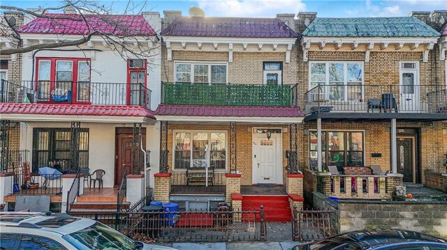 view of front of property featuring a balcony