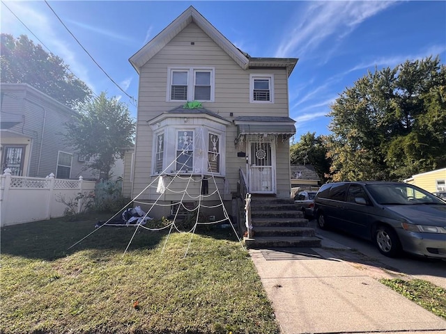 view of front facade featuring a front yard