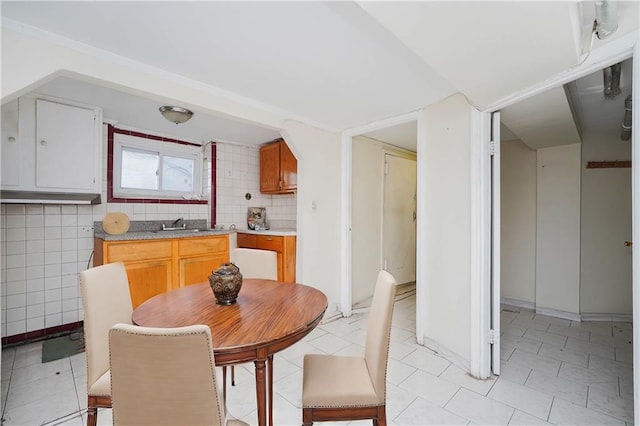 dining room with arched walkways