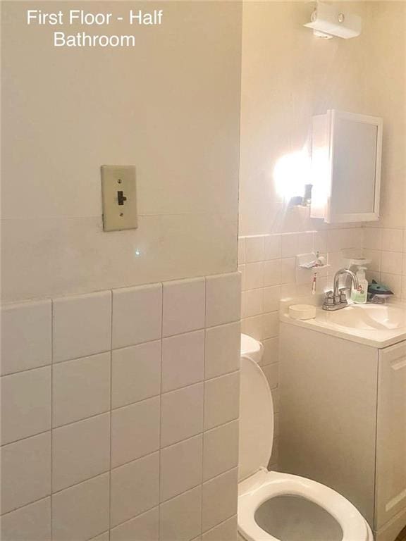 153 Hendrix St, Brooklyn, NY 11207 - half bath with tile walls and vanity