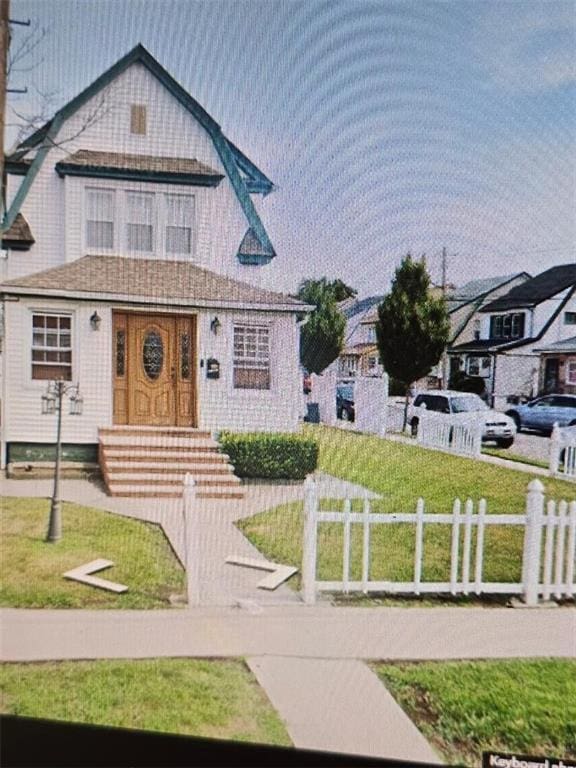 view of front facade featuring a front lawn