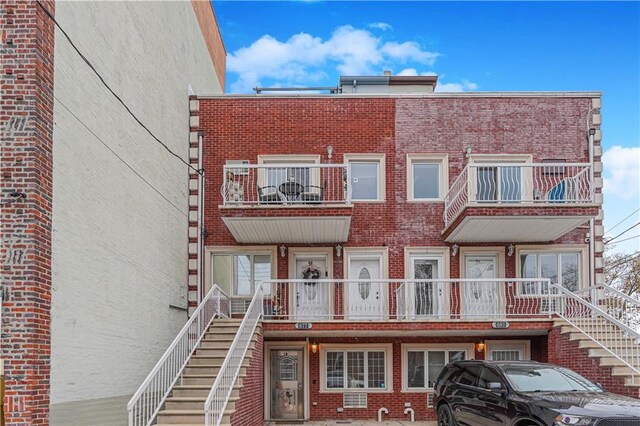 view of front of house with a balcony