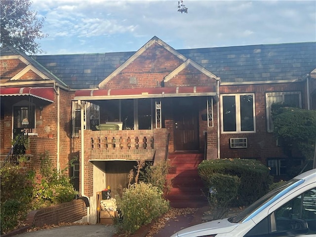 view of front of home featuring a balcony