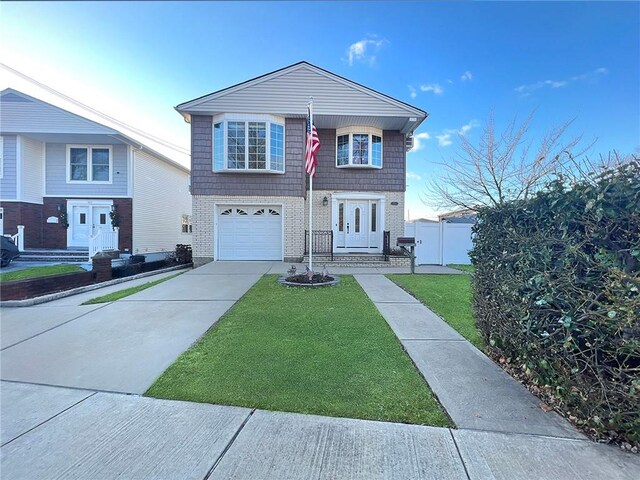 view of front facade featuring a front lawn and a garage