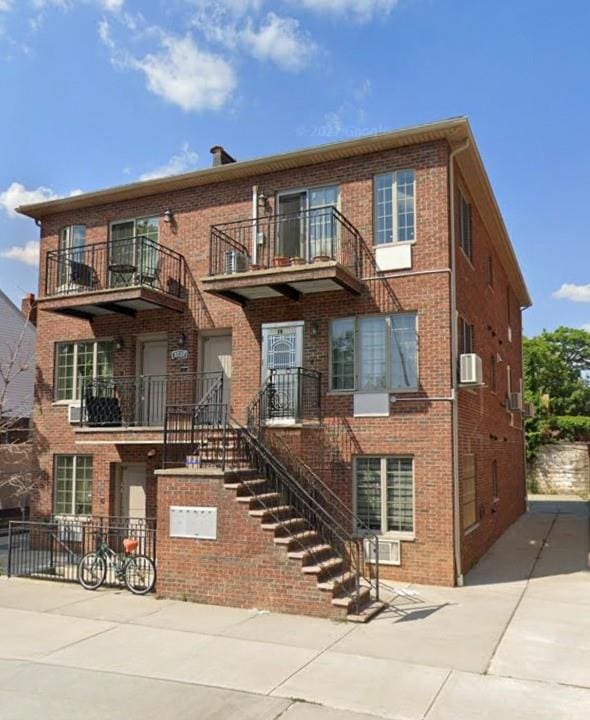 view of front facade with a balcony