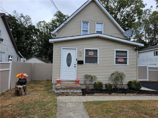 bungalow-style house featuring a front lawn