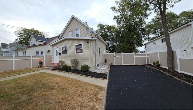 view of front facade featuring a front lawn