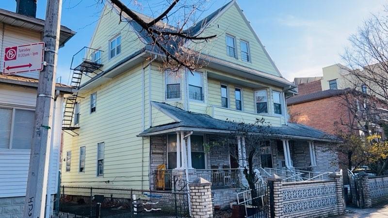 view of front of house with a fenced front yard and a porch