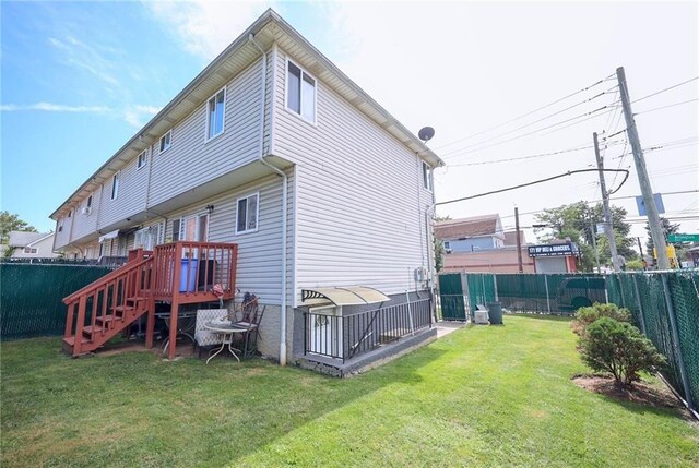 back of house featuring a yard