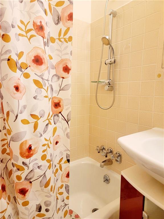 bathroom featuring shower / bath combo with shower curtain