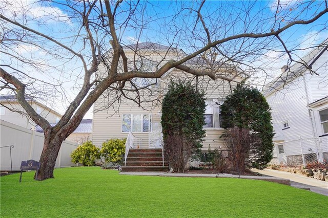 view of front of property featuring a front yard