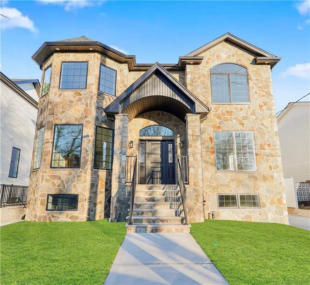 view of front of property featuring a front lawn