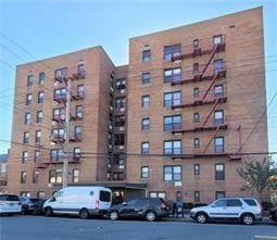 view of apartment building / complex
