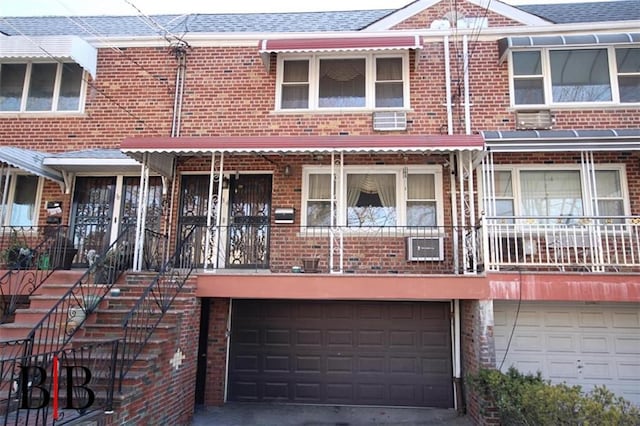 townhome / multi-family property featuring a garage