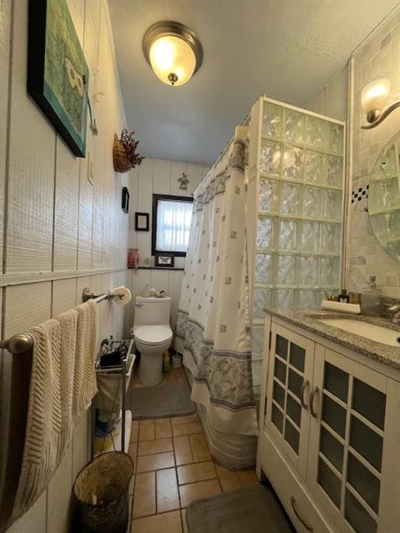 full bath with vanity, a shower with shower curtain, and toilet