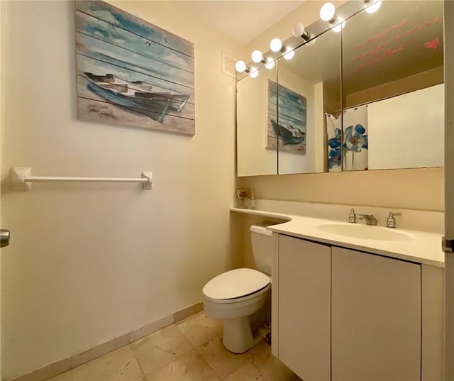 bathroom with toilet, a shower with shower curtain, and vanity