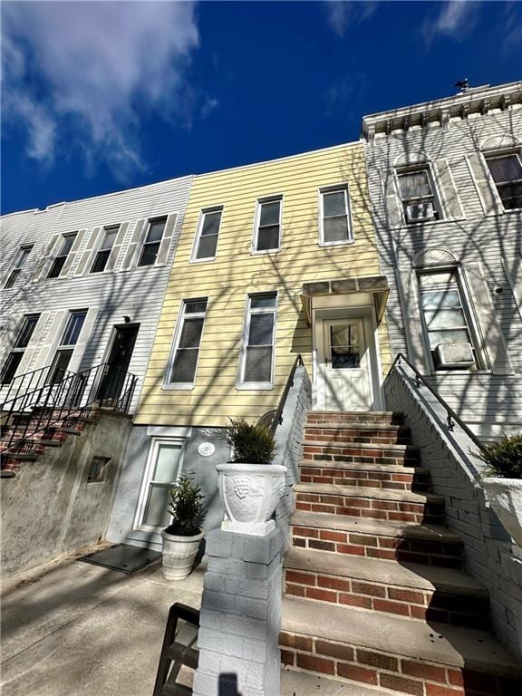 townhome / multi-family property featuring a patio