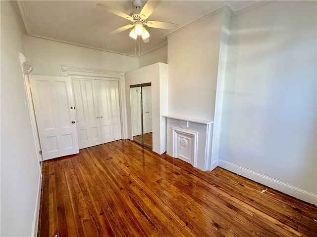 unfurnished living room featuring ornamental molding, ceiling fan, baseboards, and hardwood / wood-style flooring