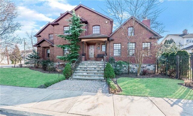 view of front of house featuring a front yard