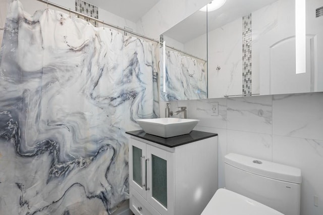 bathroom featuring vanity, a shower with curtain, and toilet