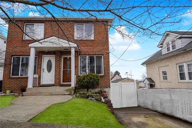 view of front of property featuring a front yard