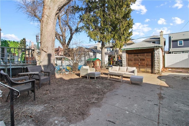 view of yard featuring an outdoor living space and an outdoor structure