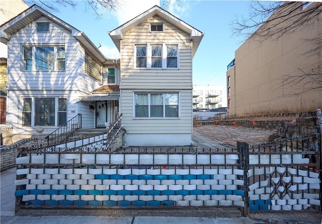 view of front of home featuring a fenced front yard