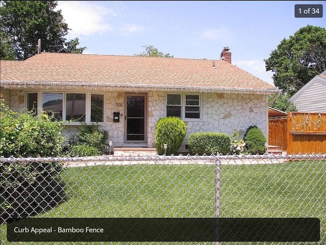 single story home featuring a front lawn