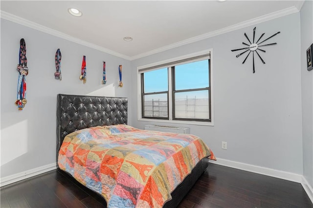 bedroom with crown molding, baseboards, a wall mounted air conditioner, recessed lighting, and hardwood / wood-style flooring
