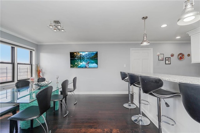 dining space with recessed lighting, baseboards, dark wood-style floors, and ornamental molding