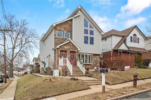 view of front facade featuring a front yard