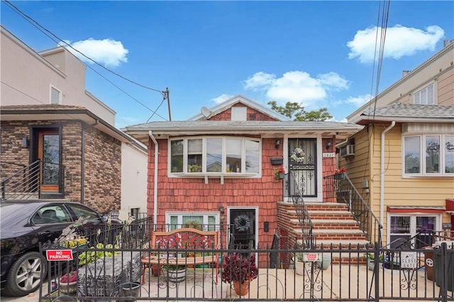 view of front of home featuring a fenced front yard