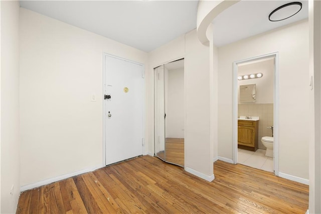 foyer entrance with sink and light hardwood / wood-style flooring