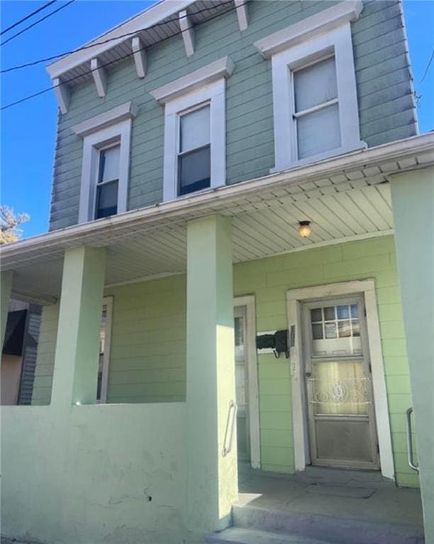 property entrance featuring a porch