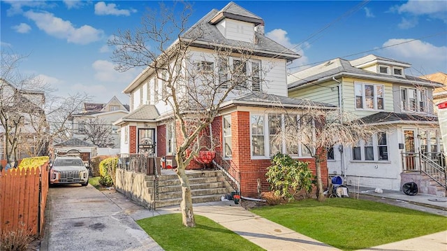 view of front of property with a front yard