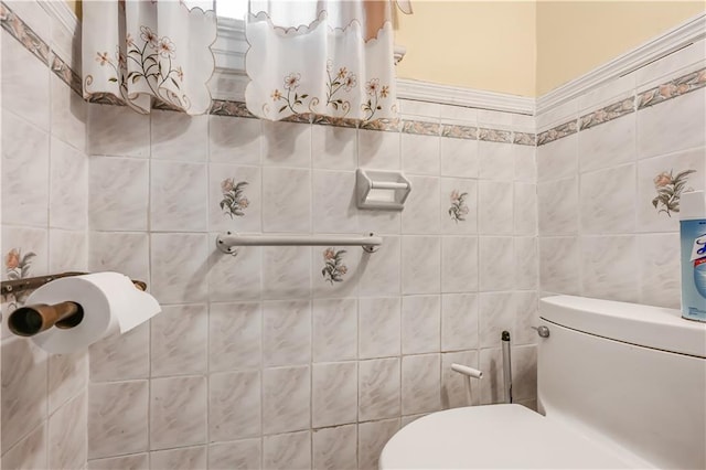 515 E 24th St, Brooklyn, NY 11210 - bathroom with toilet and tile walls