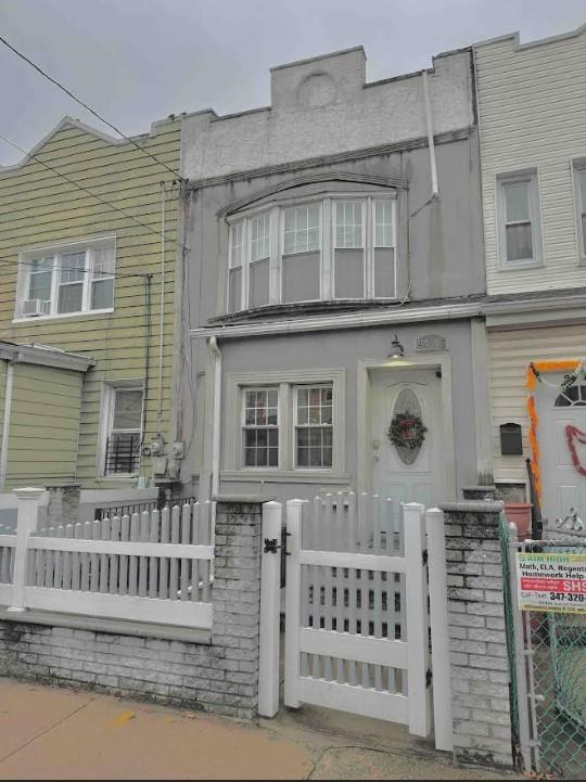 view of front of house featuring a gate and fence