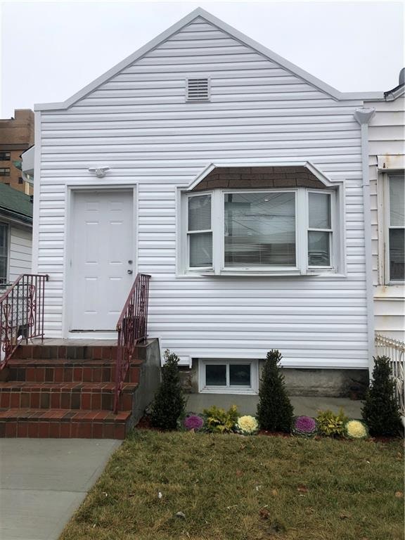 view of front facade with entry steps and a front yard