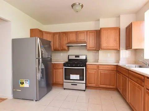 kitchen with tasteful backsplash, sink, and stainless steel appliances