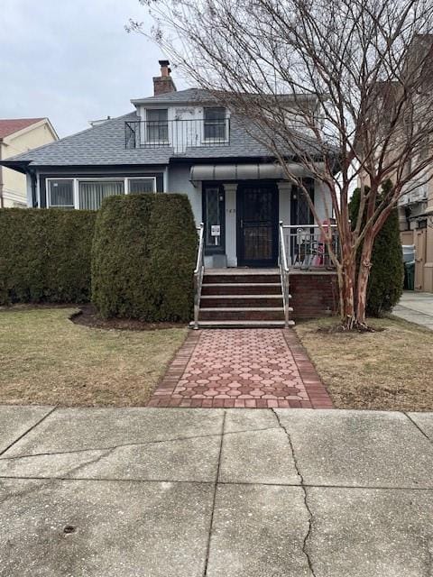 view of front of home featuring a front lawn